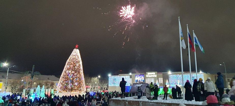 В Карпинске торжественно зажгли новогоднюю ель и запустили фейерверк