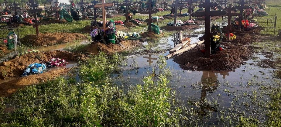 Грунтовые воды затопили городское кладбище. Хоронить - невозможно
