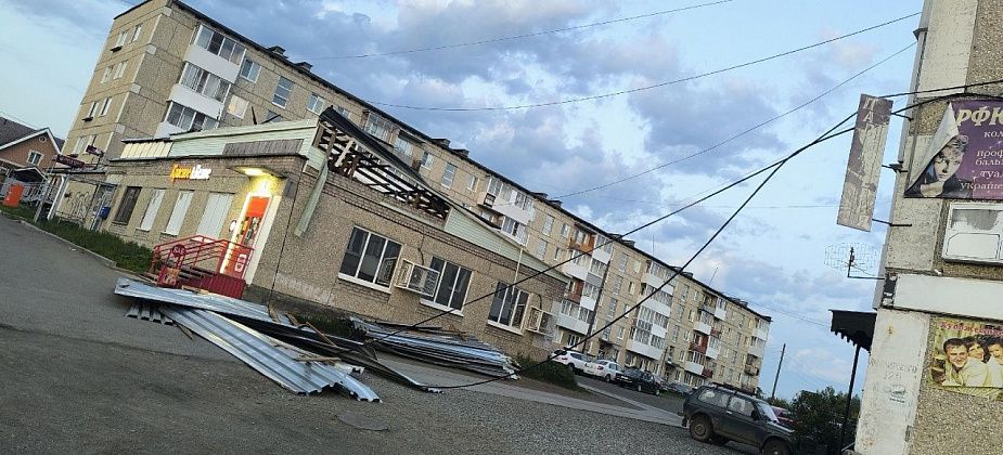 Сорвало крышу, повалились деревья, отключили свет: последствия вчерашнего шторма в Карпинске