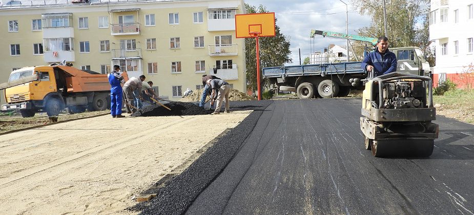 В Карпинске заасфальтировали песочную баскетбольную площадку