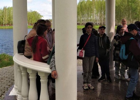 Карпинские школьники съездили на экскурсию в Волчанск. Дети катались на трамвае, кормили рыб и готовили пиццу