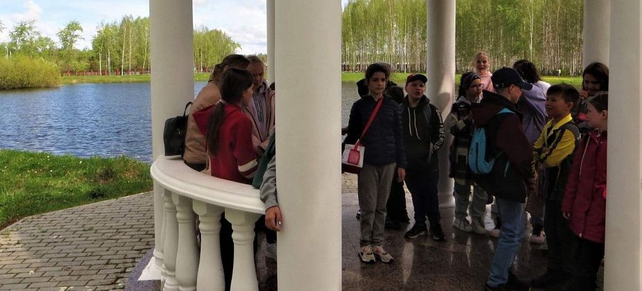 Карпинские школьники съездили на экскурсию в Волчанск. Дети катались на трамвае, кормили рыб и готовили пиццу