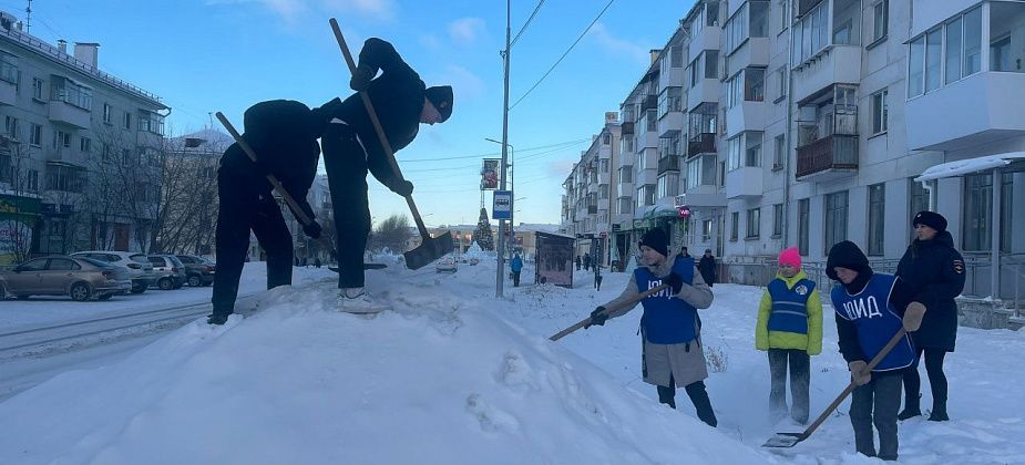 Карпинские школьники взяли лопаты и раскидали снежные навалы рядом с проезжей частью