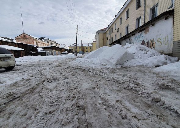 С крыши дома №51 на улице Мира упала огромная глыба снега