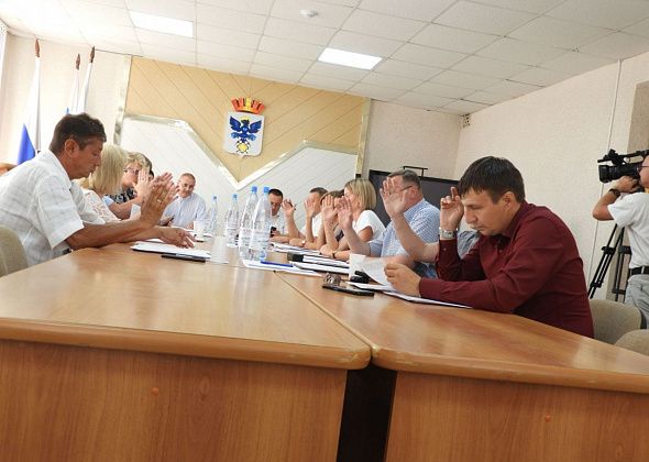 Завтра депутаты обсудят готовность Карпинска к зиме, ремонты дорог и зарплаты должностных лиц