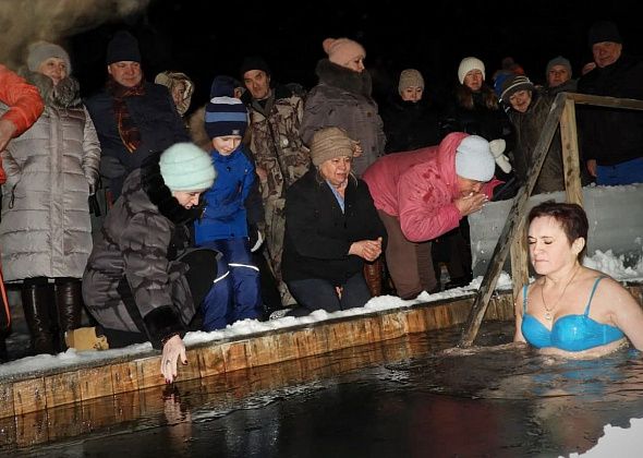 В Карпинске крещенские купания посетили более 500 горожан